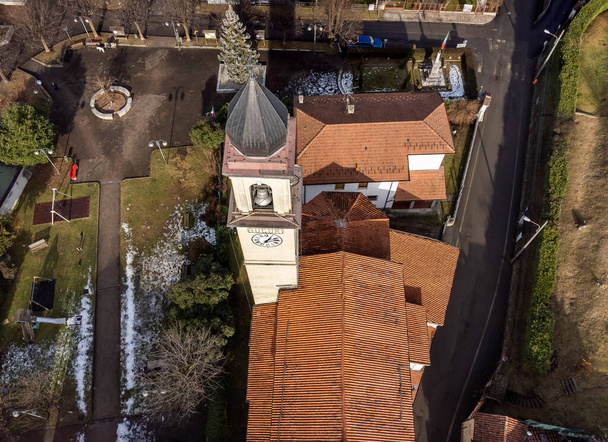 Vue aérienne du clocher de l'église d'Ippolito et Cassiano à Cassano Valcuvia, province de Varèse, Lombardie, Italie - Photo, image