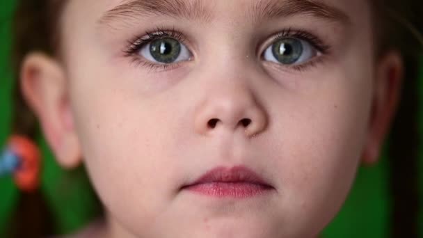 Das Kind blinzelt mit den Augen, Nahaufnahme-Video, lange Kinderwimpern auf den Augenlidern. - Filmmaterial, Video