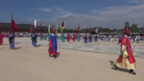 Blurred defocused view of row armed guards in ancient traditional soldier uniforms on old royal residence Gyeongbokgung Palace of Seoul - Filmmaterial, Video