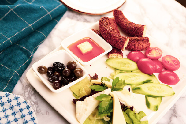 Pequeno-almoço turco rico e delicioso
 - Foto, Imagem
