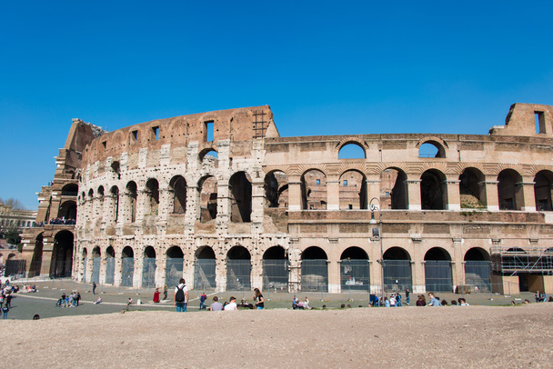 Słynne Koloseum w pogodny letni dzień - Zdjęcie, obraz