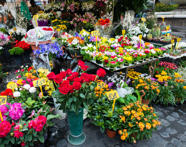 Renkli çiçekleri olan sokak çiçekçisi. - Fotoğraf, Görsel