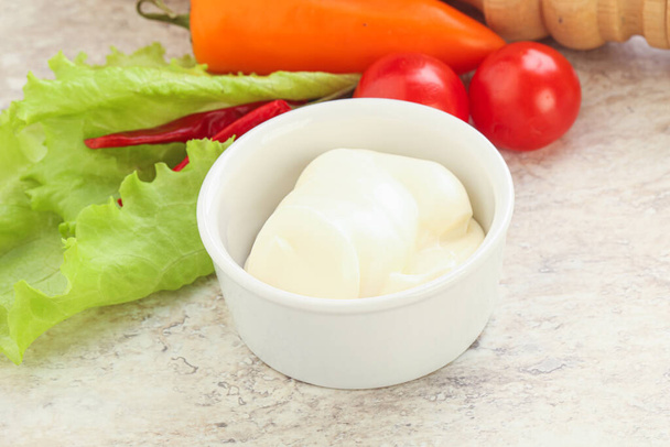 Ekologiczny sos majonezowy domowej roboty w misce - Zdjęcie, obraz