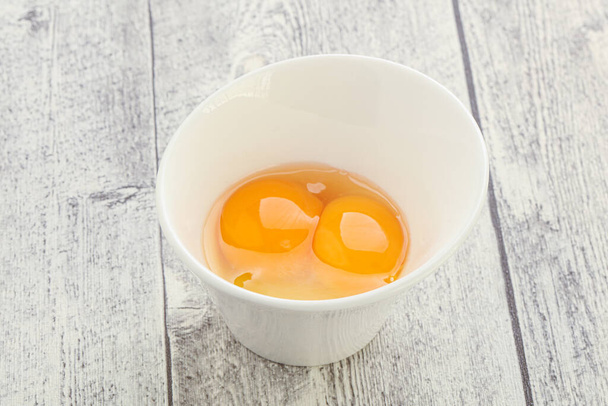 調理用のボウルに鶏の卵 - 写真・画像