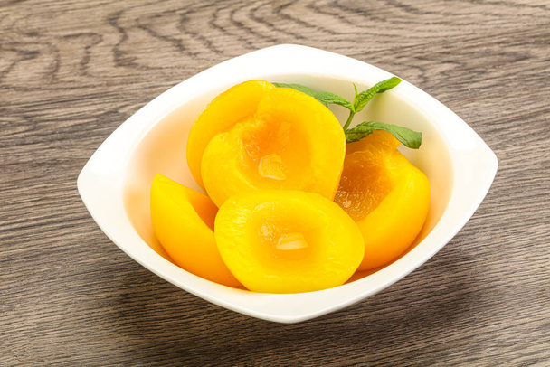 甘い熟した缶詰の桃ミントの葉 - 写真・画像