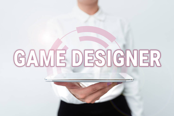 ゲームデザイナーのサインを示すインスピレーション。キャンペーンのピクセル・スクリプティング・プログラマーに書かれた言葉は、 3Dグラフィックスをコンソールにして新しいテクノロジーのアイデアを発表技術改善について話し合う - 写真・画像