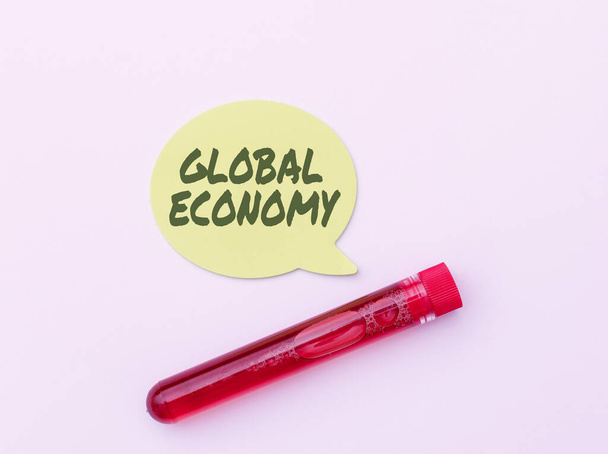 Kavramsal görüntüleme Küresel Ekonomi. Dünya çapındaki endüstri ve ticaret sistemi Kapitalizm Virüs Önleme ve Tıbbi İşlemler için Araştırma Notları - Fotoğraf, Görsel