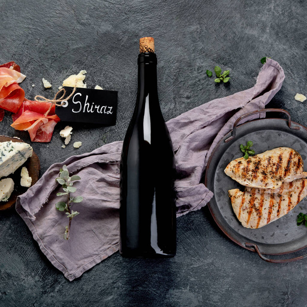 Red wine Sirah with appetizers on gray background. Traditional alcohol drinks. Top view, flat lay - Foto, Imagem