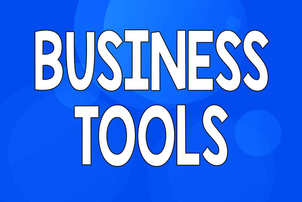 Signo de texto que muestra Business Tools. Palabra para metodologías de marketing Procesos y tecnologías utilizan fondos ilustrados de línea con varias formas y colores. - Foto, imagen