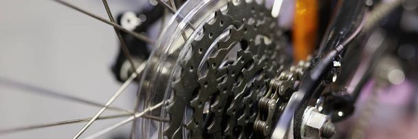 Крупним планом металева велосипедна касета з ланцюгом на колесі
 - Фото, зображення
