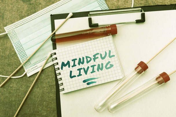 Podpis tekstowy przedstawiający Mindful Living. Przegląd biznesu W pełni świadomy i zaangażowany na coś świadomego i sensowne Wypisywanie recepty Medycyna Laboratorium Testowanie i analiza infekcji - Zdjęcie, obraz