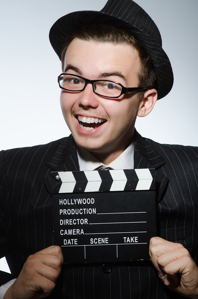 Hombre con película clapperboard y sombrero - Foto, imagen