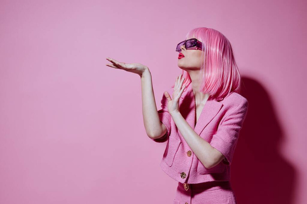 Beauty Fashion vrouw heldere make-up roze haar glamour stijlvolle bril ongewijzigd - Foto, afbeelding