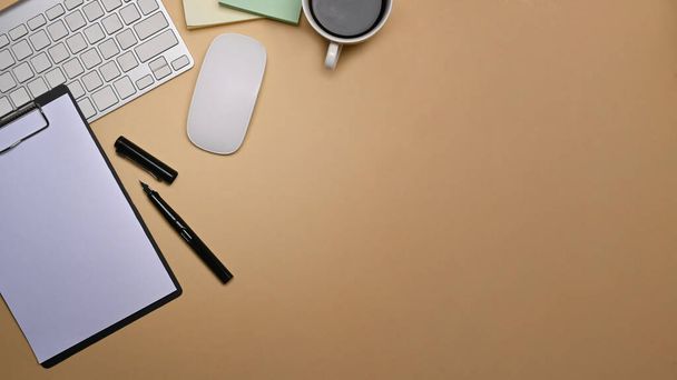Wireless keyboard, clipboard and coffee cup on beige background. - Foto, immagini