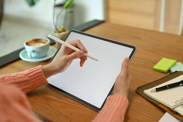 Jonge vrouw met stylus pen en schrijven op digitale tablet. - Foto, afbeelding