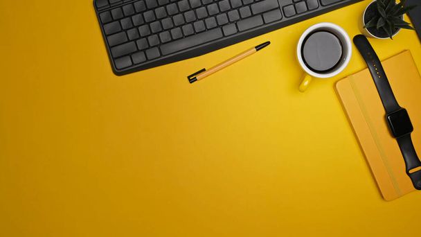Vista superior taza de café, reloj inteligente y portátil sobre fondo amarillo. - Foto, Imagen