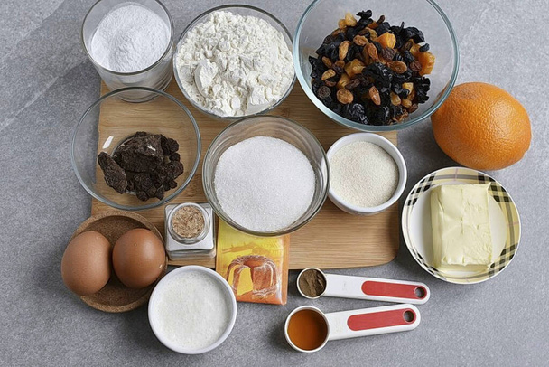 Prepare all the ingredients needed to make the Christmas Cupcake. - Photo, image