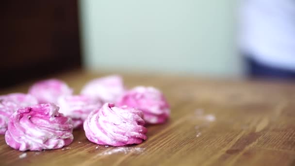 Cukiernik kładzie na desce gotową jagodową piankę posypaną cukrem pudrem - Materiał filmowy, wideo