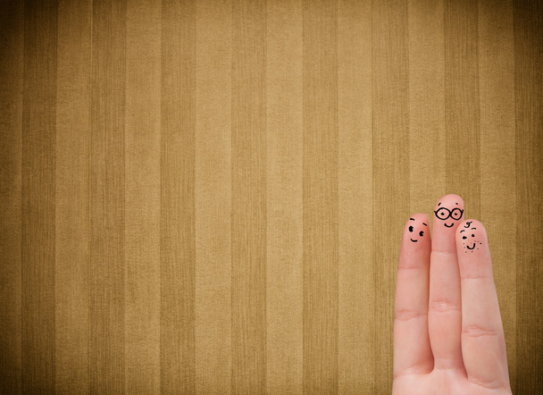 ヴィンテージストライプの壁紙の背景と幸せな指の笑顔 - 写真・画像