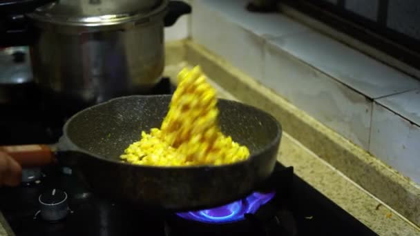 A chef stirs and fry corn in a pan, upgrading the video in slow motion - Záběry, video