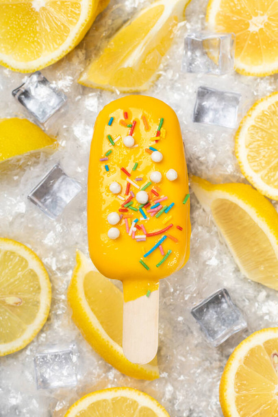 Fresh yellow lemon ice cream on the background in ice, close-up - Foto, Bild