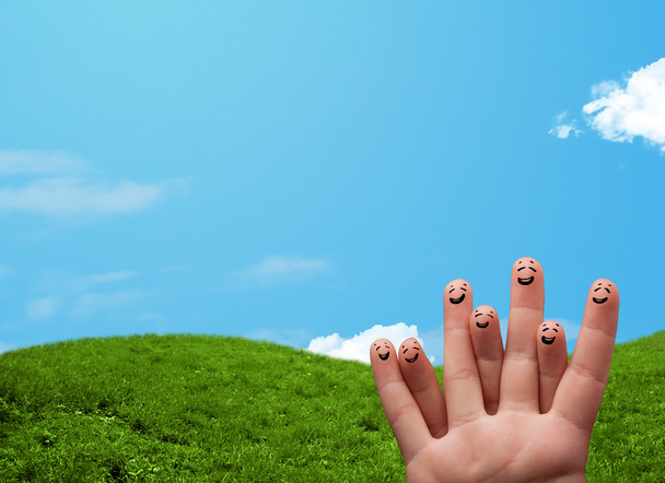 Χαρούμενα χαμόγελα δακτύλων με τοπίο στο παρασκήνιο - Φωτογραφία, εικόνα