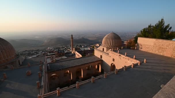 Mardin, Türkei. Die Altstadt bei Sonnenaufgang. Blick von Zinciriye Madrasah. - Filmmaterial, Video