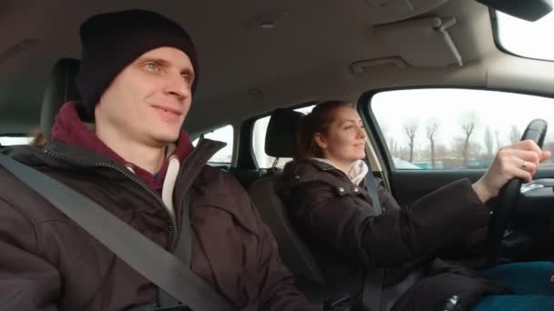 Щасливий чоловік і жінка співають в машині
 - Кадри, відео