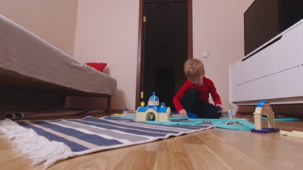 Το παιδί χτίζει ένα δρόμο - Πλάνα, βίντεο