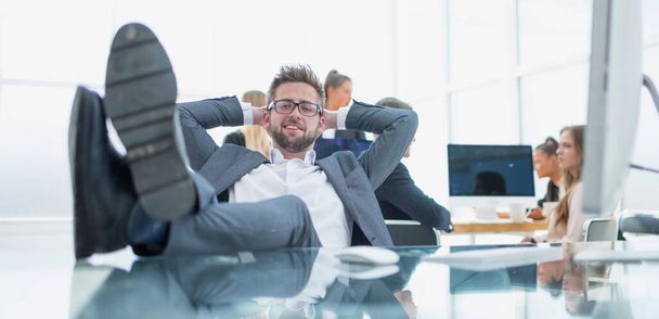 smiling businessman relaxing sitting at the office Desk - Foto, Imagen