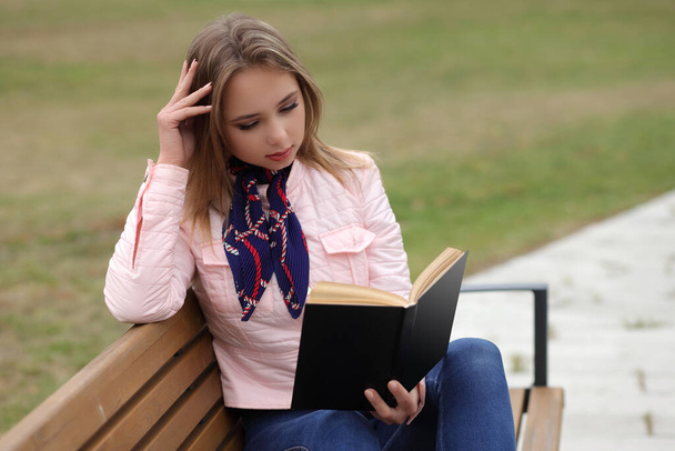 молодая девушка с книгой в руках - Фото, изображение