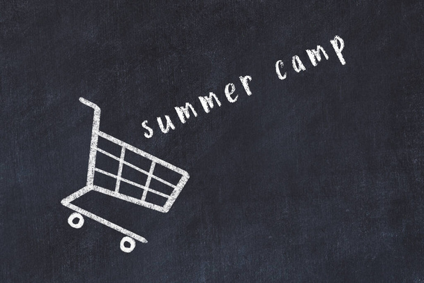 黒の黒板にショッピングカートや単語の夏のキャンプのチョーク図面。グローバル化と大量消費の概念. - 写真・画像