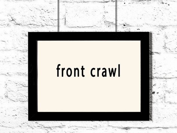 Czarna drewniana rama z napisem front crawl wiszący na białej ceglanej ścianie  - Zdjęcie, obraz