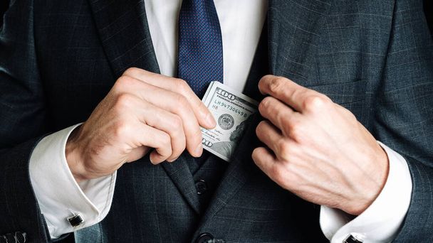 Доллар. Деловой человек держит в руках американские деньги Вашингтона. Денежный фон США - Фото, изображение