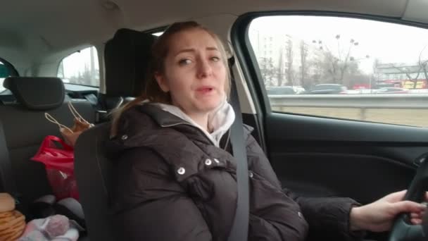 Жінка з дівчиною співає в автомобілі повільний рух
 - Кадри, відео