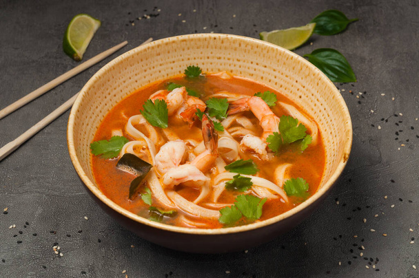 tasty asian laksa soup with noodles and seafood - Foto, Bild