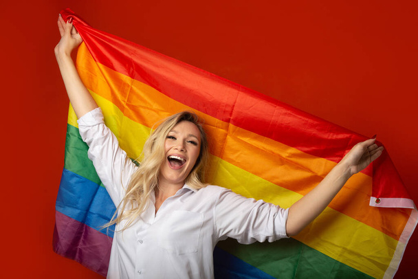 cheerful caucasian woman with lgbt flag - Foto, imagen