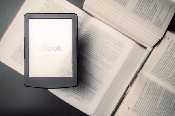 Čtečka E. Digitální e-book, knihovna čtečka tablet s knihami na tmavém pozadí. Online vzdělávání, E učení třídy a ebook digitální technologie koncept - Fotografie, Obrázek