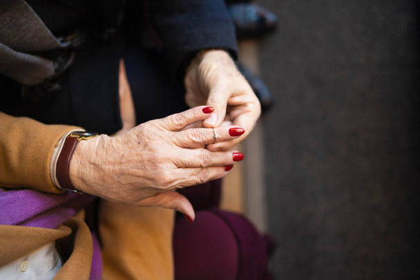 Руки літніх людей під час пропозиції
 - Фото, зображення