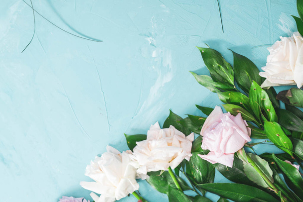 トーンに優しい柔らかい青色の小さな白い花とピンクの背景屋外クローズ アップ マクロ。春の花夏の境界線の背景をテンプレート。光空気繊細な芸術的なイメージ、空き. - 写真・画像
