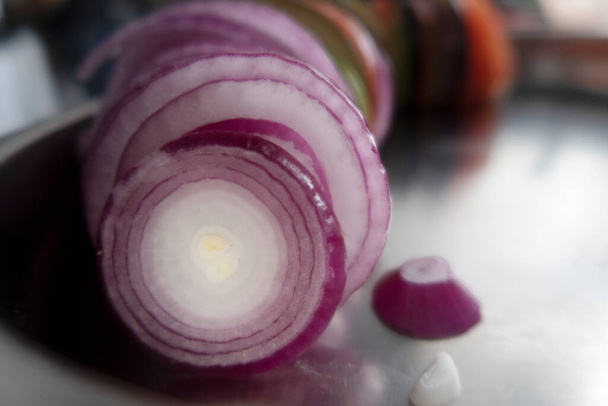 préparer un plat végétarien à partir de légumes dans votre cuisine maison. légumes émincés cuits au four et magnifiquement servis. - Photo, image