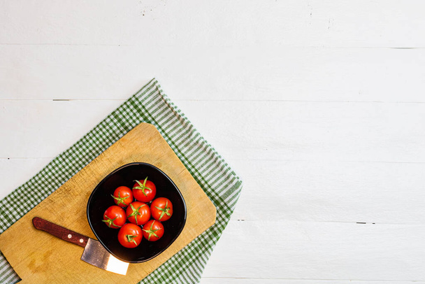Olasz tészta hozzávalók. Cseresznyeparadicsom és főzőcske - Fotó, kép