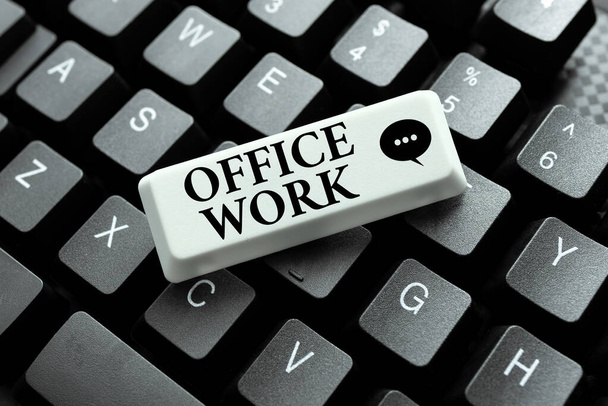 Tekst met inspiratie Office Work. Internet Concept een werk dat vooral gebeurt in de kantooromgeving Typen en publiceren Beschrijvingen Online, Schrijven Informatieve Gegevens - Foto, afbeelding