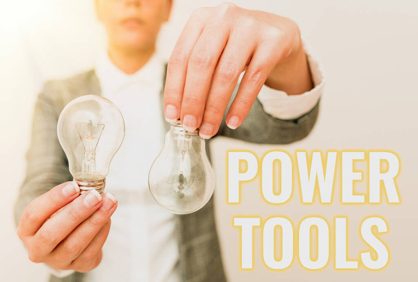 手書きテキスト｜Power Tools。主に手作業で使用される電動モーターを搭載したビジネス概要ツール上下逆さまの2灯を持つレディの衣装新技術のアイデアを提示 - 写真・画像