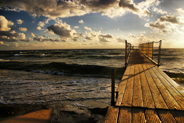 houten pier tijdens zonsondergang - Foto, afbeelding