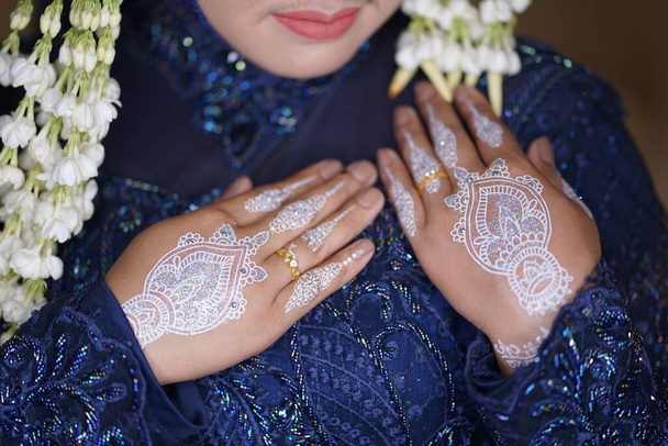 παραδοσιακό γάμο, νυφικό δείχνει χέννα σχεδιασμό και κοσμήματα στο χέρι - Φωτογραφία, εικόνα