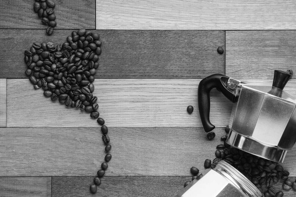 Склад кавових зерен і кавоварки на фоні дерев'яних цеглин, вид на плоску поверхню
. - Фото, зображення