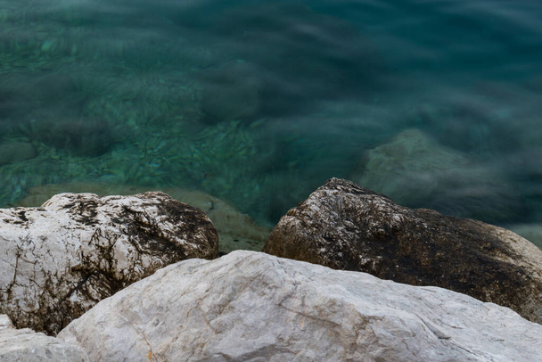Τοπίο βραχώδους ακτής της θάλασσας και κυματιστά νερά, λεπτομέρεια από την Αδριατική ακτή της θάλασσας - Φωτογραφία, εικόνα