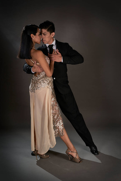 tango pareja de latina mujer y asiático hombre - Foto, imagen