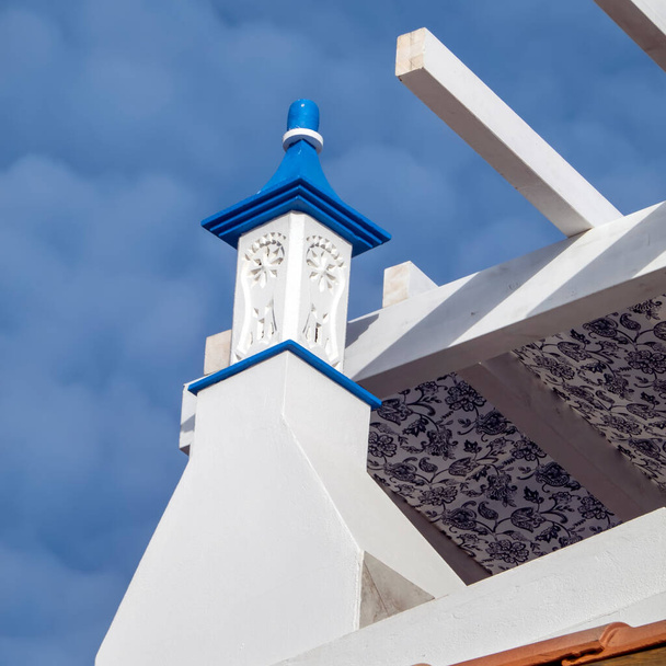 Typical architecture of chimneys of Portuguese houses, located in Olhao city, Portugal. - Foto, Imagem